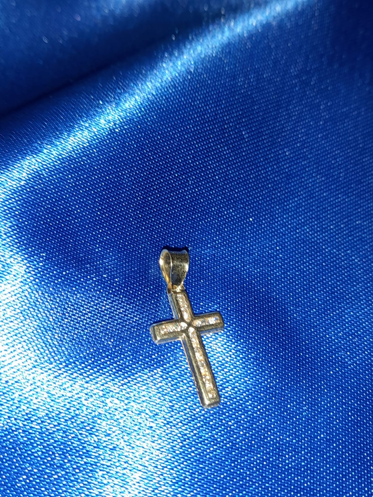 DIJE DE ORO EN FORMA DE CRUZ