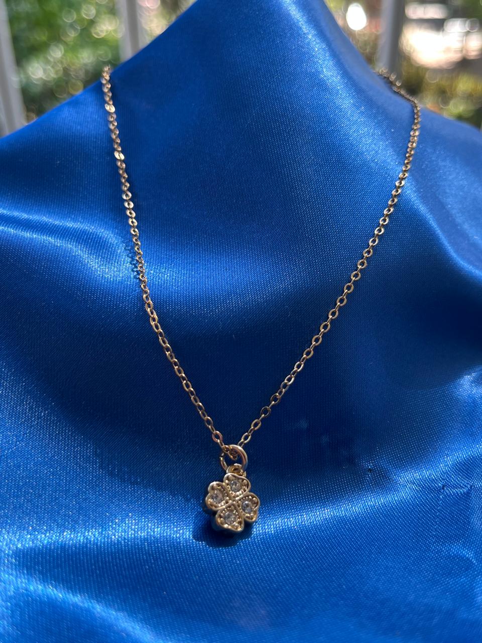 CADENA CON DIJE DE TREBOL