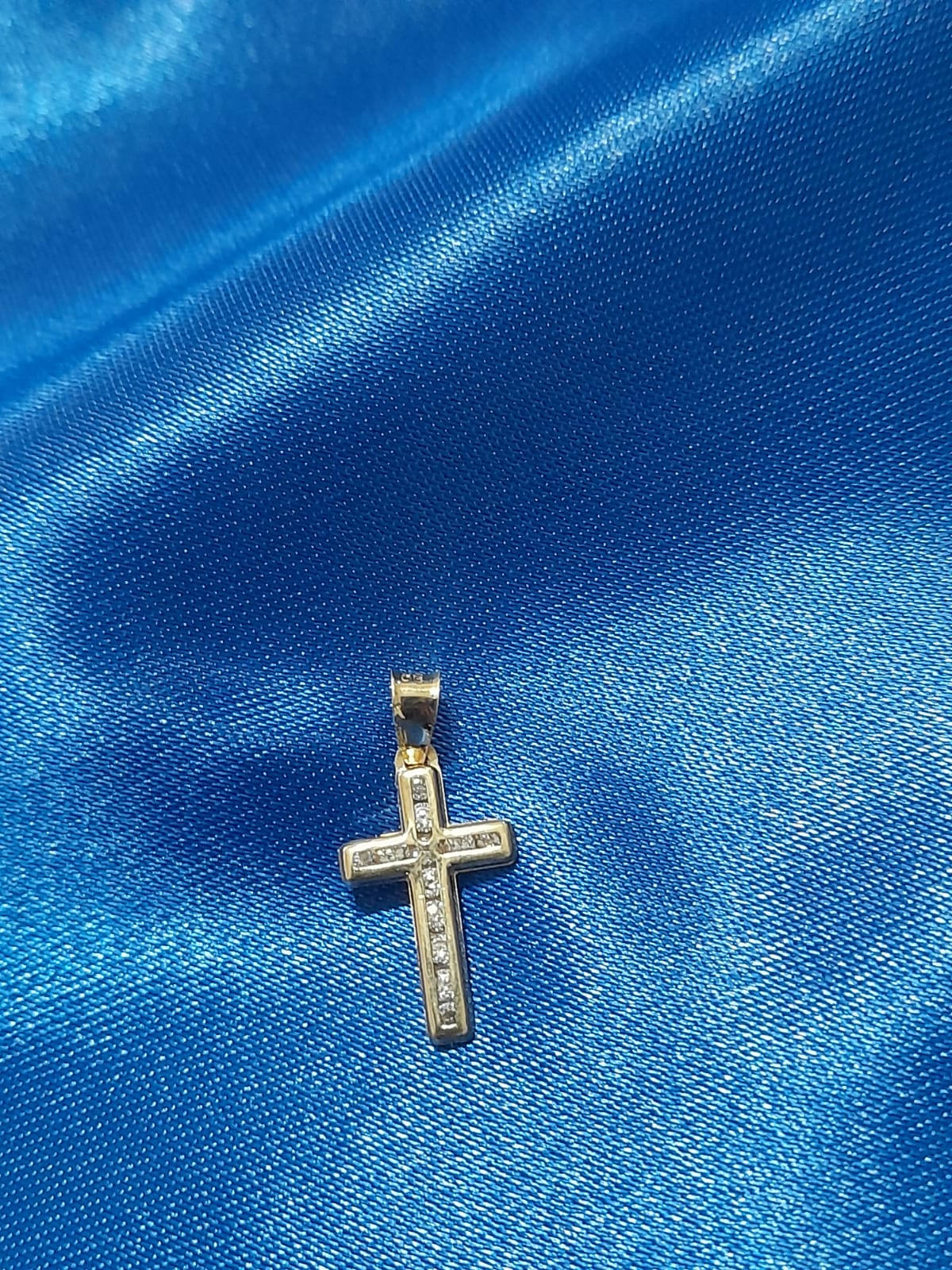 DIJE DE ORO EN FORMA DE CRUZ