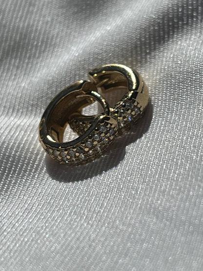 ARETES CON PIEDRA BRILLOSA