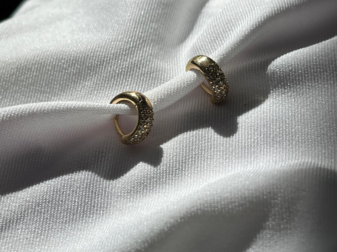 ARETES CON PIEDRA BRILLOSA