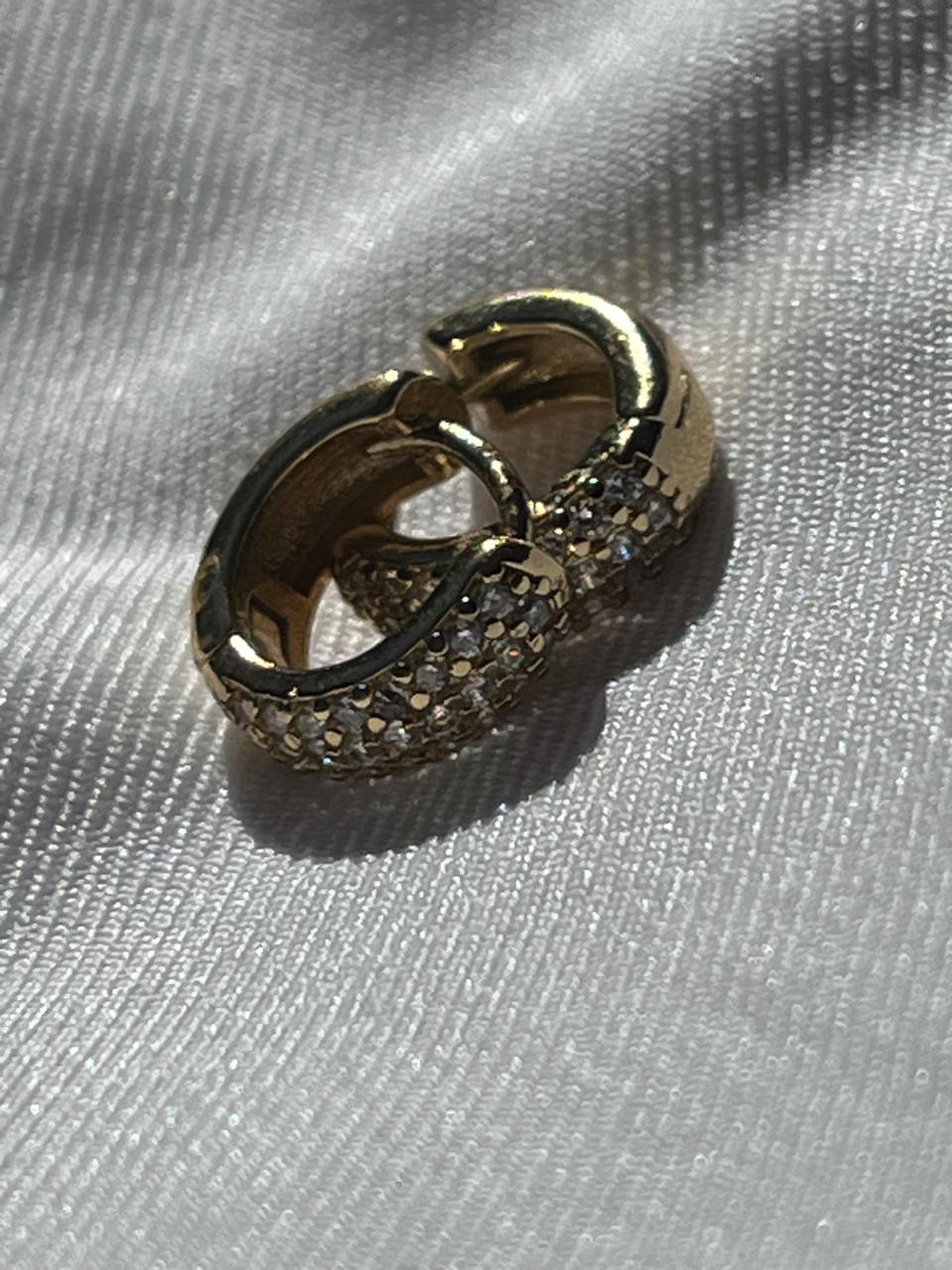 ARETES CON PIEDRA BRILLOSA